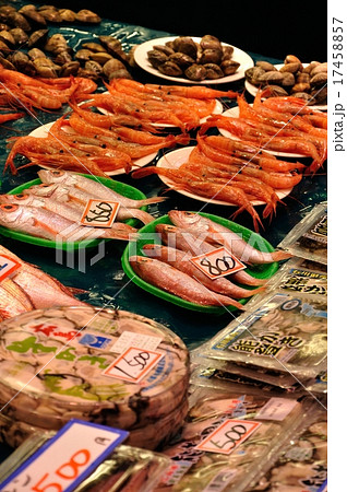 市場　魚屋店先の鮮魚 17458857