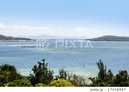 沖縄 瀬底大橋と瀬底島 沖縄 瀬底大橋と瀬底島 17458997