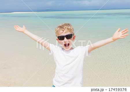 kid at the beach 17459376