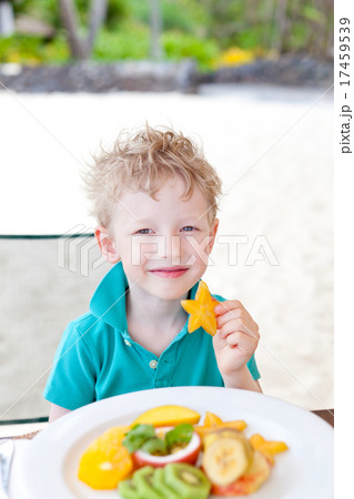 kid eating fruits 17459539