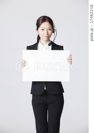 女性　指差し 17462216