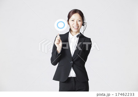 女性　指差し 17462233