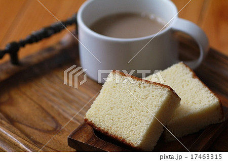 カットしたカステラとホットカフェオレ カットしたカステラとホットカフェオレ 17463315
