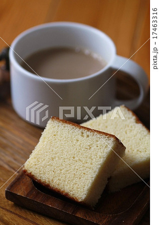 カットしたカステラとホットカフェオレ カットしたカステラとホットカフェオレ 17463316