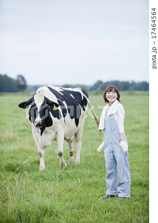 牧場で働く女性 17464564