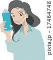 スポーツドリンクをオススメする女性 17464748