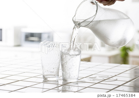 水を注ぐ 水を注ぐ 17465384