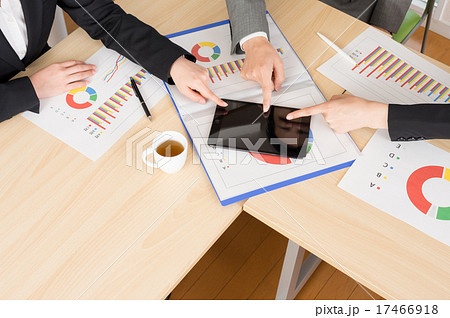 決めてのアイデア 会議イメージ 顔なし 手元 余白多め 決めてのアイデア 会議イメージ 顔なし 手元 余白多め 17466918
