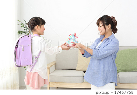 お弁当を渡すお母さん お弁当を渡すお母さん 17467759
