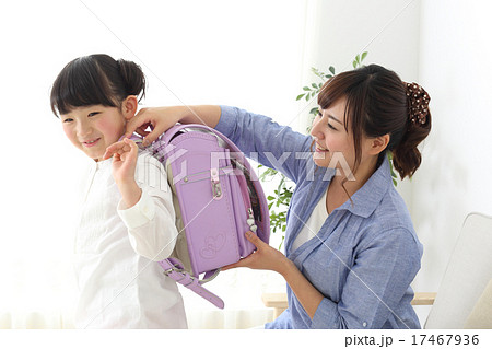 朝ランドセルを背負って学校へ行く女の子 朝ランドセルを背負って学校へ行く女の子 17467936
