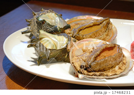 ステーキ用の鮑とサザエ 17468231