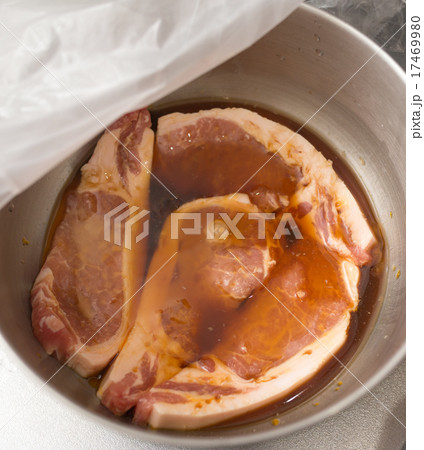 豚肉を漬け込む 17469980