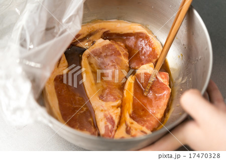 豚肉を漬け込む 豚肉を漬け込む 17470328