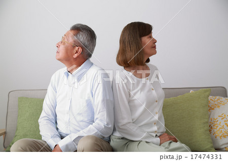 喧嘩をするシニア夫婦 喧嘩をするシニア夫婦 17474331