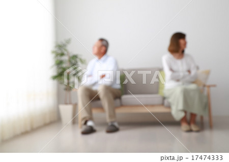 喧嘩をするシニア夫婦 17474333