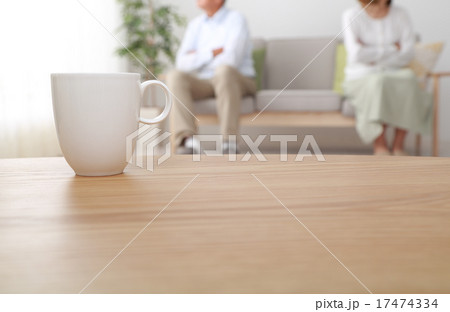 喧嘩をするシニア夫婦 17474334