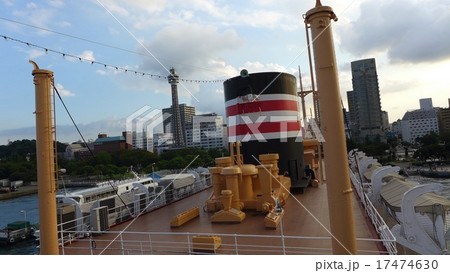 氷川丸の煙突と背景の街並み 氷川丸の煙突と背景の街並み 17474630