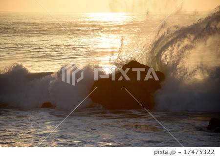 朝の室戸海岸の波しぶき 17475322