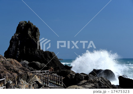 ビシャゴ岩の遊歩道と波しぶき 17475323