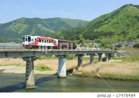 盛川を渡る三陸鉄道南リアス線の写真素材