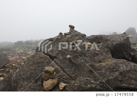 神奈川県観光スポット・左方向大涌谷への立ち入り規制の出ている駒ヶ岳山頂の霧の中の山肌とケルン・横位置 神奈川県観光スポット・左方向大涌谷への立ち入り規制の出ている駒ヶ岳山頂の霧の中の山肌とケルン・横位置 17479558