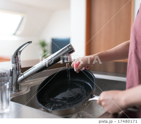 キッチンで水仕事をする20代〜30代の若い主婦 キッチンで水仕事をする20代〜30代の若い主婦 17480171
