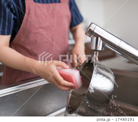 キッチンで水仕事をする20代〜30代の若い主婦 17480191