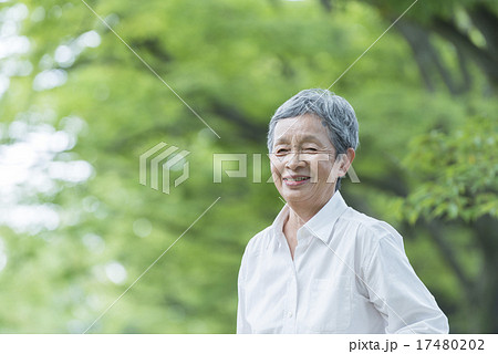 80歳のおばあちゃんの写真素材