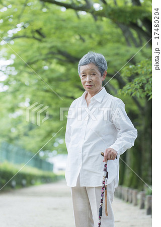 80歳のおばあちゃんの写真素材