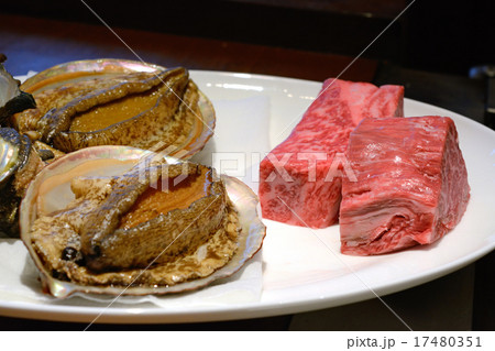 高級ステーキハウスで食べる 17480351