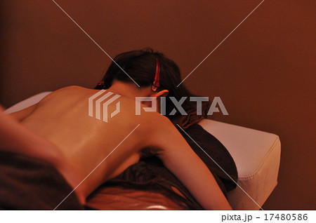 オイルマッサージを受ける女性の写真素材