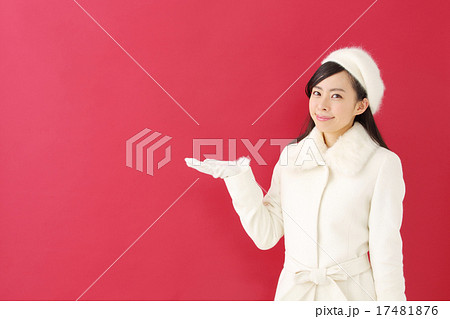 若い女性・赤バック 17481876