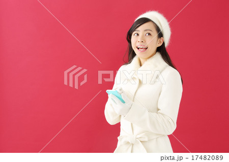 スマートフォン・若い女性 17482089
