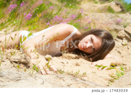 elegant nude woman climbing on sandの写真素材 PIXTA