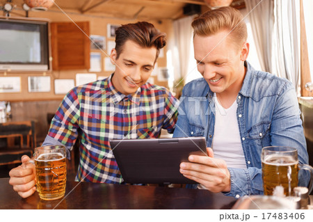 Nice friends drinking beer  17483406