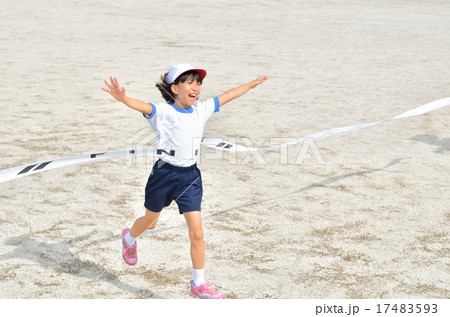 走る女の子（体操服、ゴールテープ） 17483593