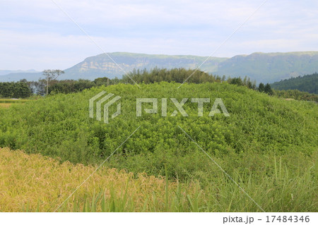 古墳と外輪山の写真 古墳と外輪山の写真 17484346