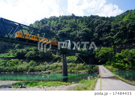 清流四万十川の三島鉄橋を走るしまんトロッコと第一三島沈下橋 清流四万十川の三島鉄橋を走るしまんトロッコと第一三島沈下橋 17484433