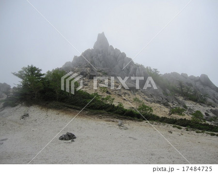 賽の河原から望む霧に霞む地蔵岳 17484725