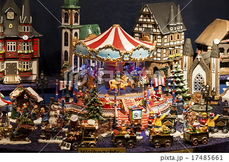 ドイツのクリスマスマーケットの木彫りのお土産の写真素材 [