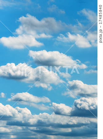 青空に浮かぶ白い雲 17485840