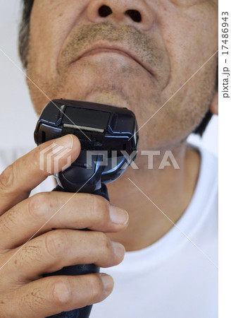 髭を剃る男性のイメージ 髭を剃る男性のイメージ 17486943