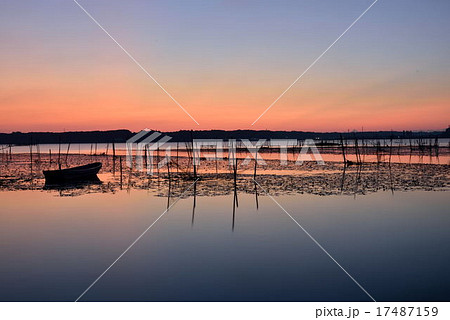 夜明けの水鏡 17487159