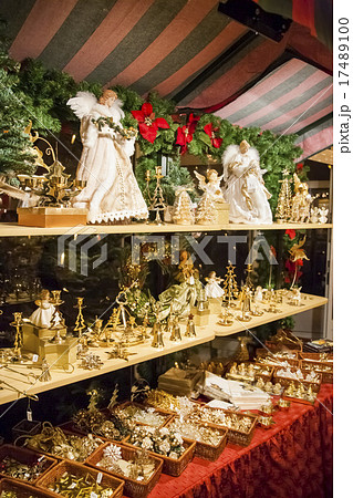 ドイツ、クリスマスマーケットの露店で売られる木彫りの人形と