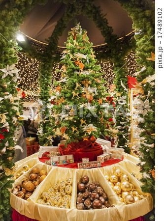 ドイツ、クリスマスマーケットの露店で売られるクリスマスツリーの飾り 17489102