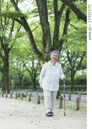 80歳のおばあちゃん　散歩 17492570