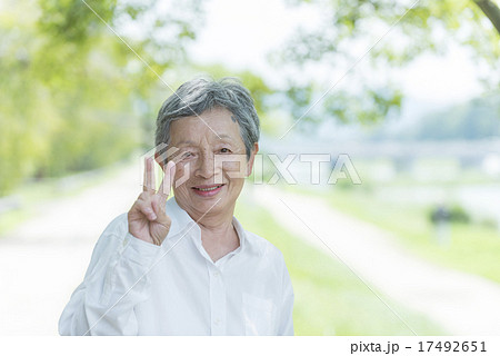 80歳のおばあちゃん ピースサイン 80歳のおばあちゃん ピースサイン 17492651