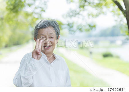 80歳のおばあちゃん ピースサイン 80歳のおばあちゃん ピースサイン 17492654