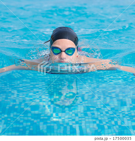 Young girl swimming butterfly stroke style 17500035
