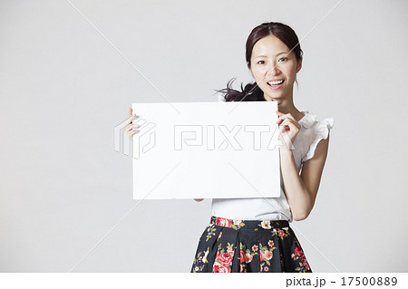 女性　指差し　ポーズ 17500889